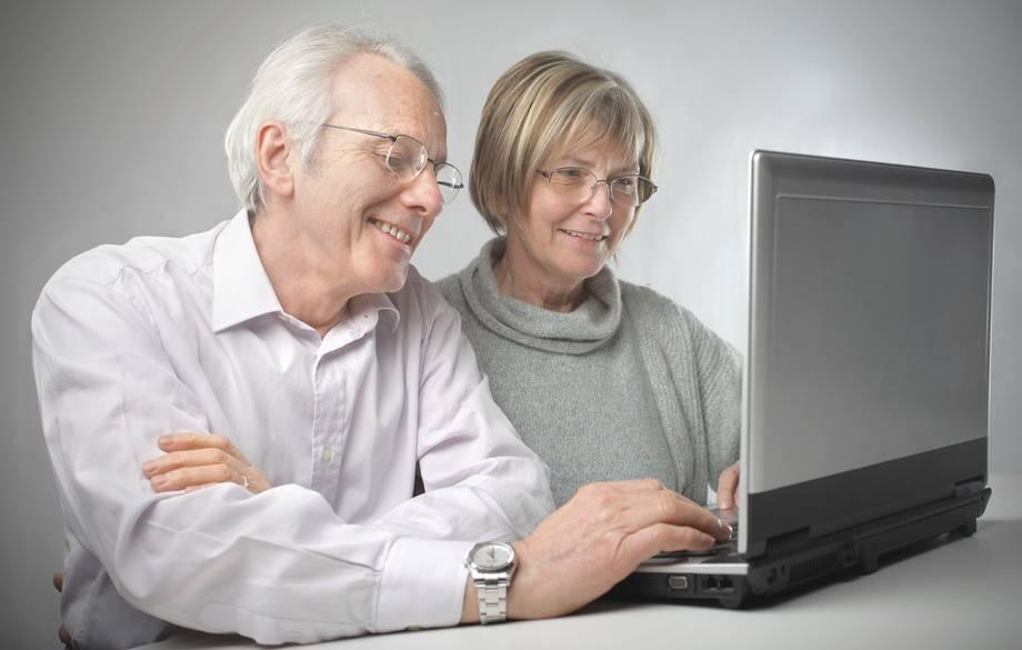 Mies ja nainen tietokoneen ääressä.